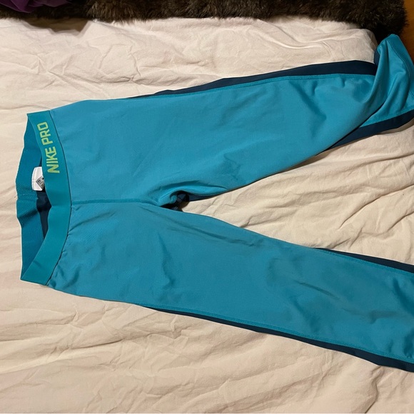 Nike pro capris - Picture 2 of 5